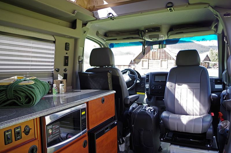Illustration for article titled Driving The $100,000 Mobile Home Your Fabulous Wife And Redneck Cousin Can Agree On